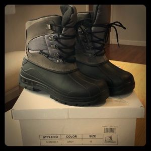 NWOT men’s snow boots; offers welcome